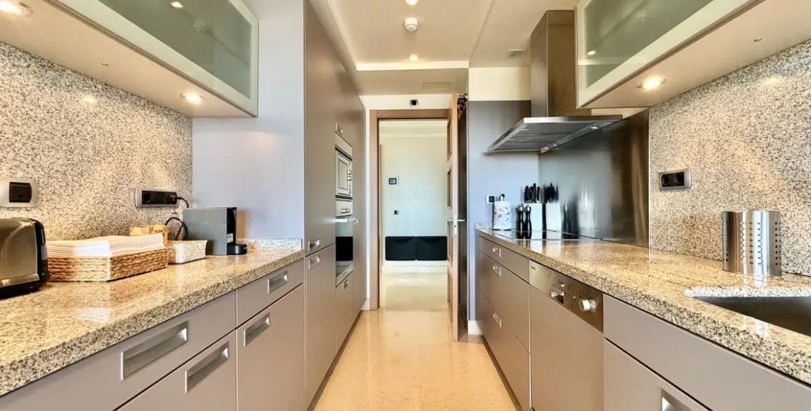 Краткосрочная аренда апартаментов на среднем этаже в The Golden Mile 4