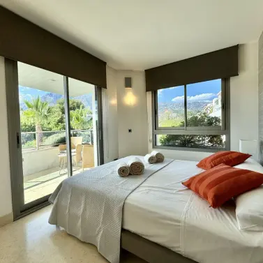 Краткосрочная аренда апартаментов на среднем этаже в The Golden Mile