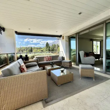 Краткосрочная аренда апартаментов на среднем этаже в The Golden Mile