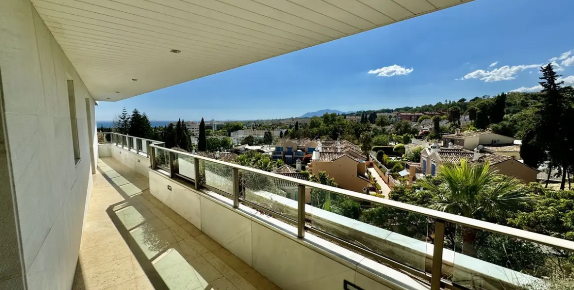 Short-term rent of middle floor apartment in The Golden Mile 21