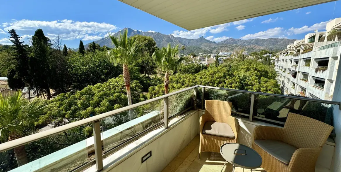 Short-term rent of middle floor apartment in The Golden Mile 23