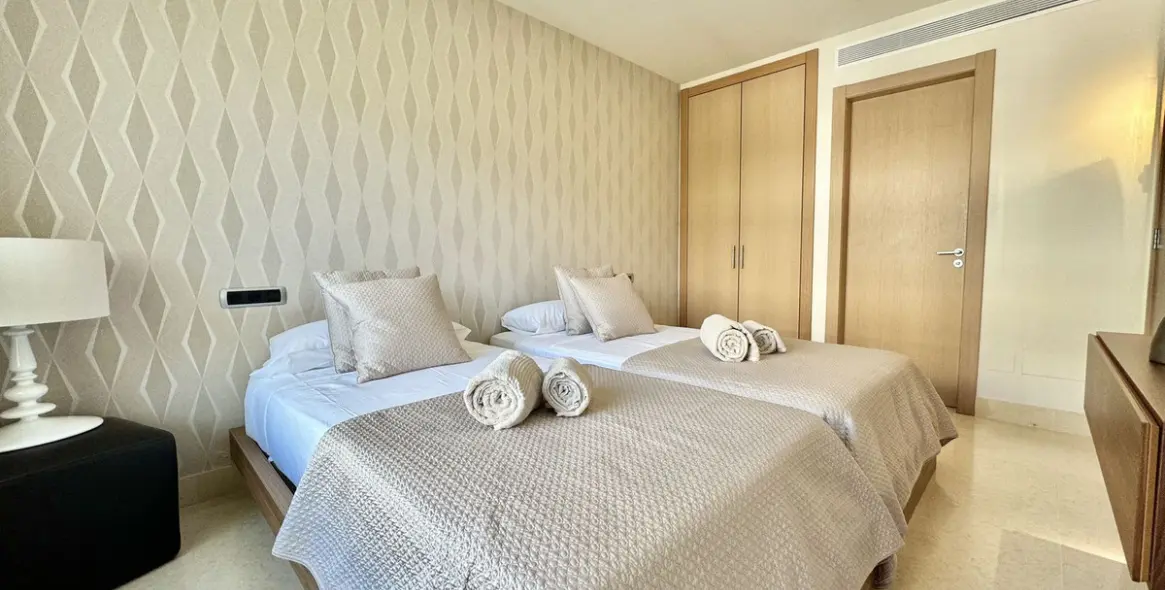 Short-term rent of middle floor apartment in The Golden Mile 26