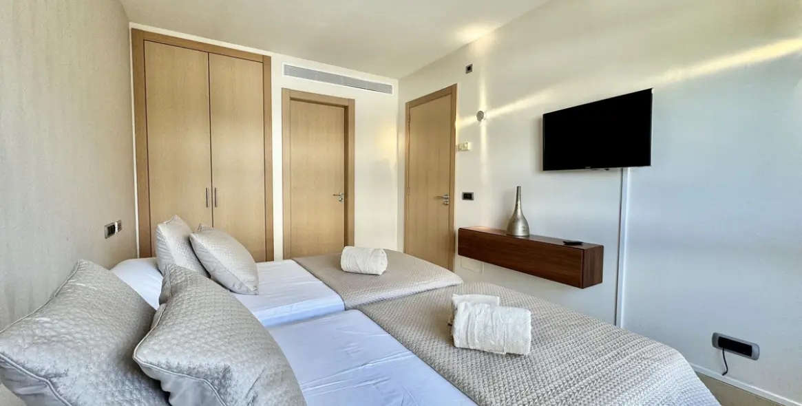 Short-term rent of middle floor apartment in The Golden Mile 27