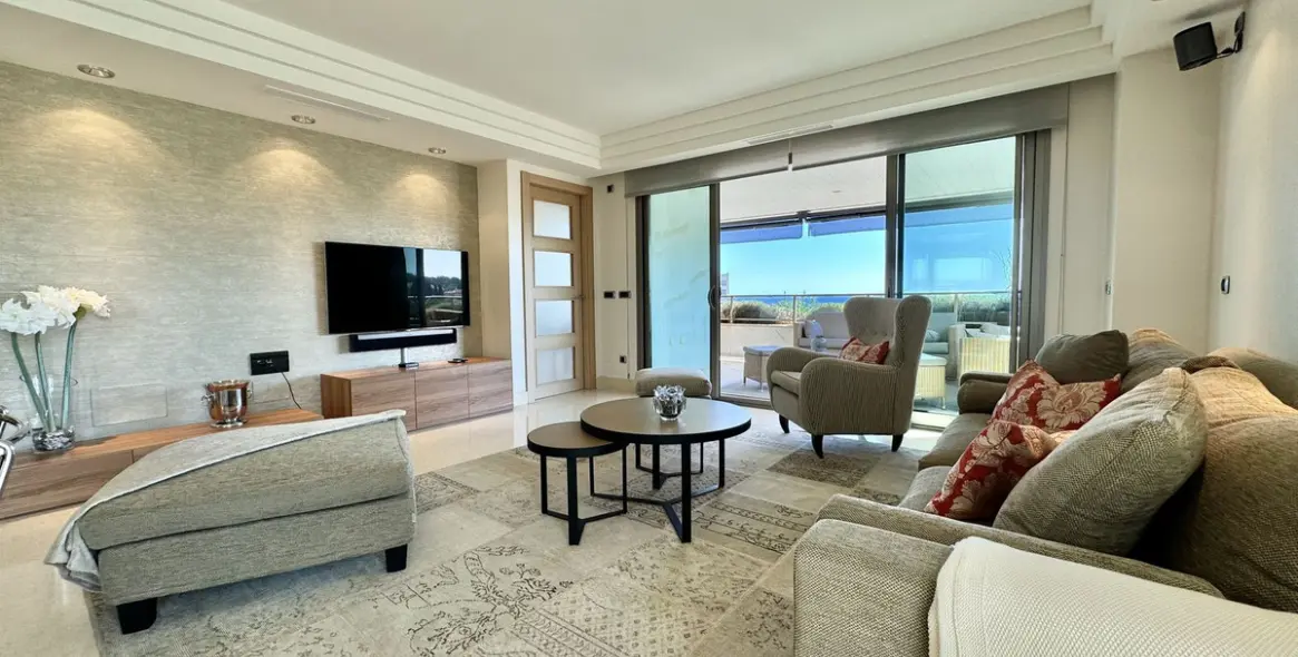 Short-term rent of middle floor apartment in The Golden Mile 30