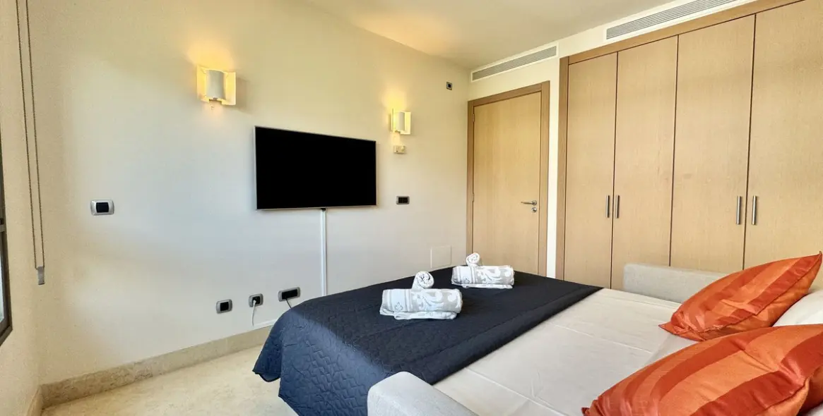 Short-term rent of middle floor apartment in The Golden Mile 36