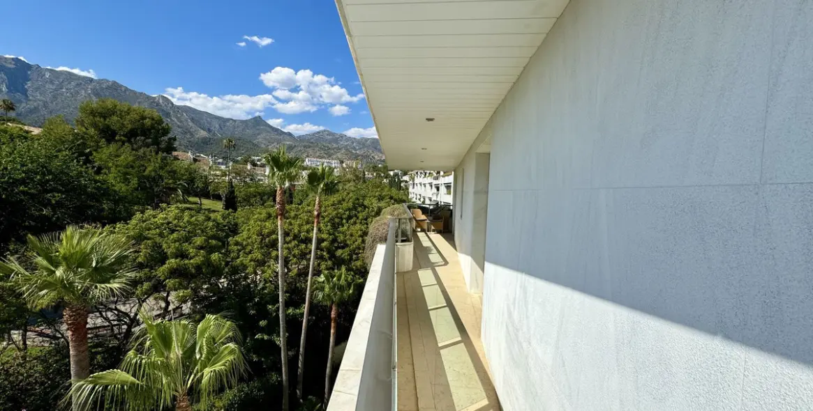 Short-term rent of middle floor apartment in The Golden Mile 39