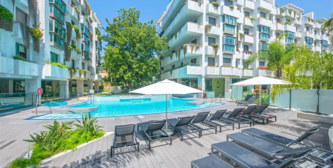 Short-term rent of middle floor apartment in The Golden Mile 42