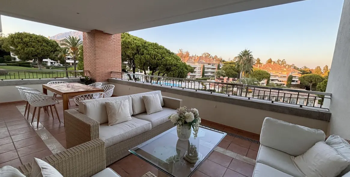 Short-term rent of middle floor apartment in The Golden Mile 3