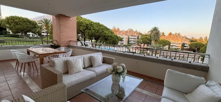 Short-term rent of middle floor apartment in The Golden Mile 2