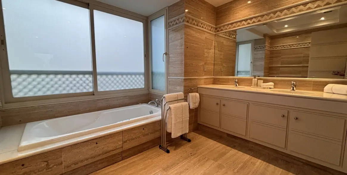 Short-term rent of middle floor apartment in The Golden Mile 17