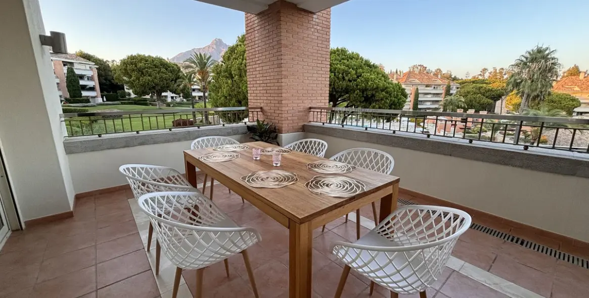 Short-term rent of middle floor apartment in The Golden Mile 4