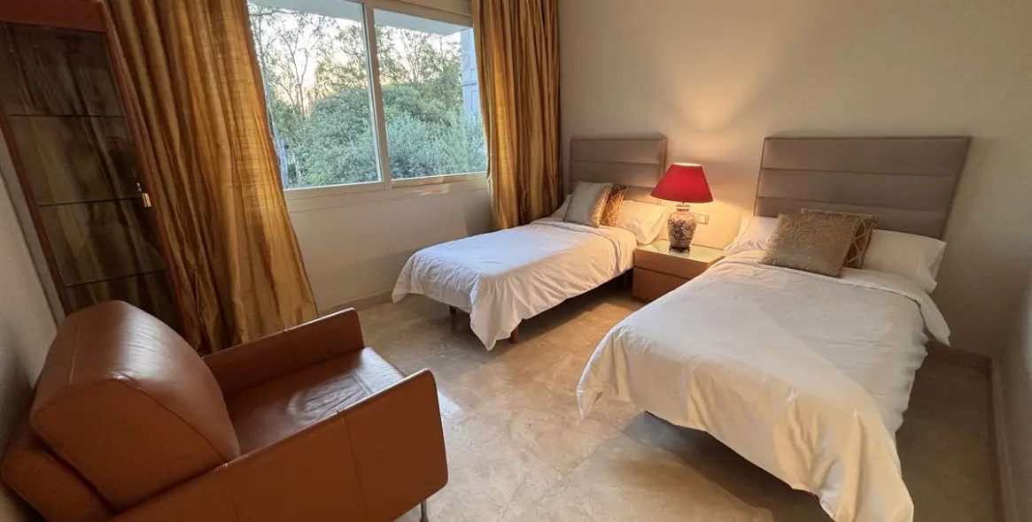 Short-term rent of middle floor apartment in The Golden Mile 12