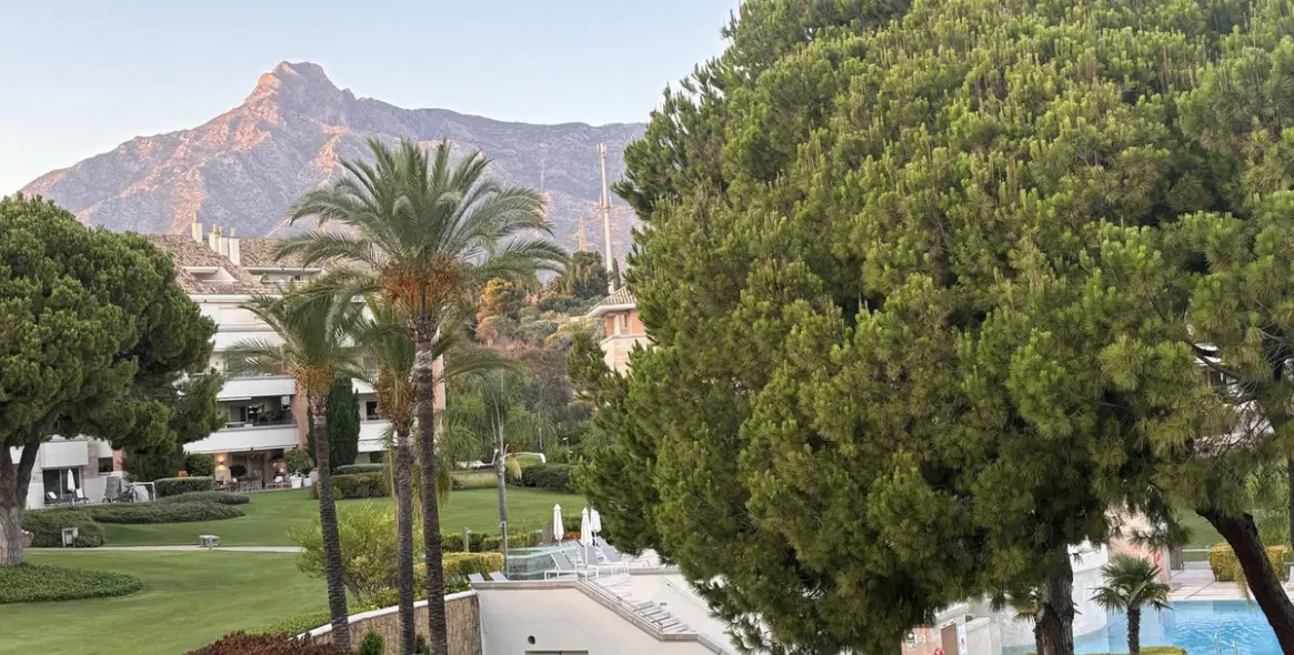 Short-term rent of middle floor apartment in The Golden Mile 23