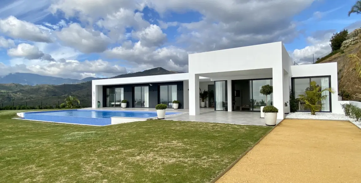 Short-term rent of detached villa in Benahavís 1