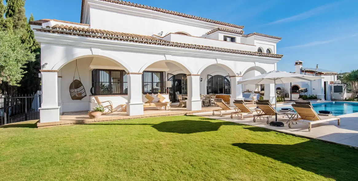 Short-term rent of detached villa in Elviria 2
