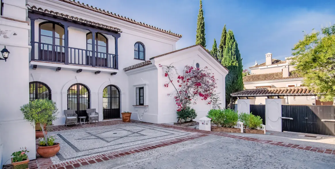 Short-term rent of detached villa in Elviria 5