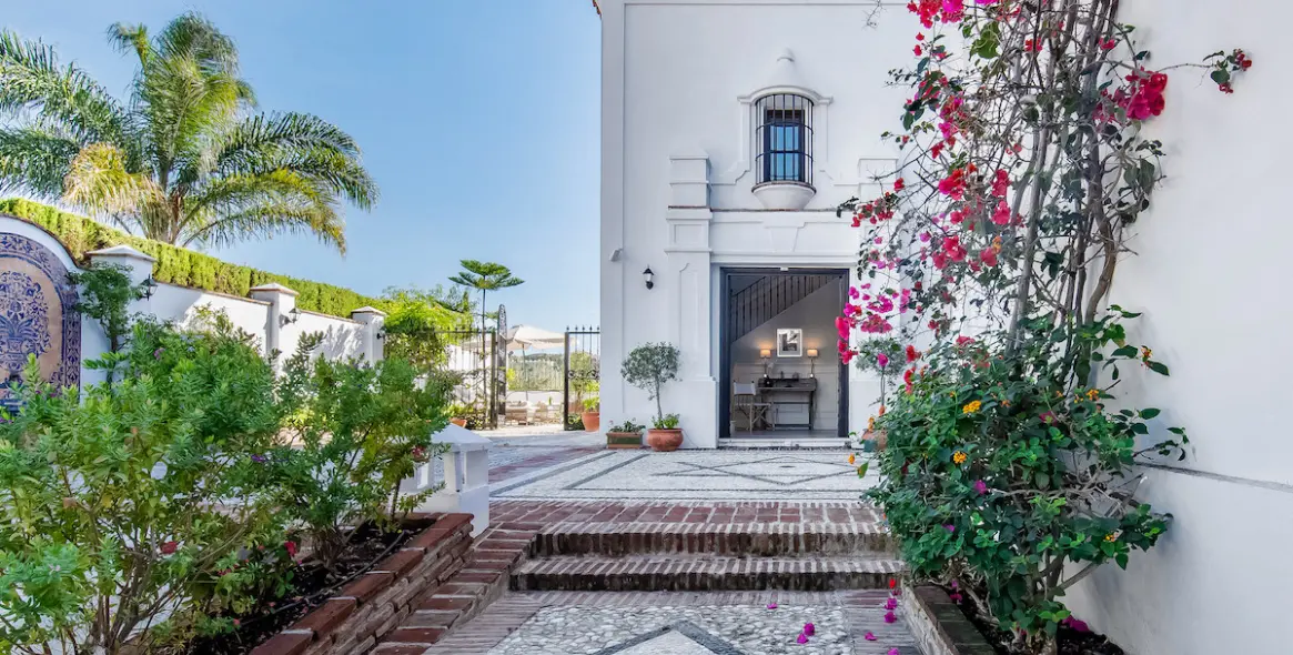 Short-term rent of detached villa in Elviria 8