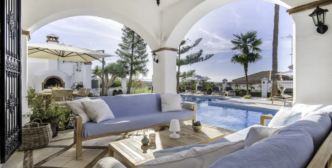 Short-term rent of detached villa in Elviria 9