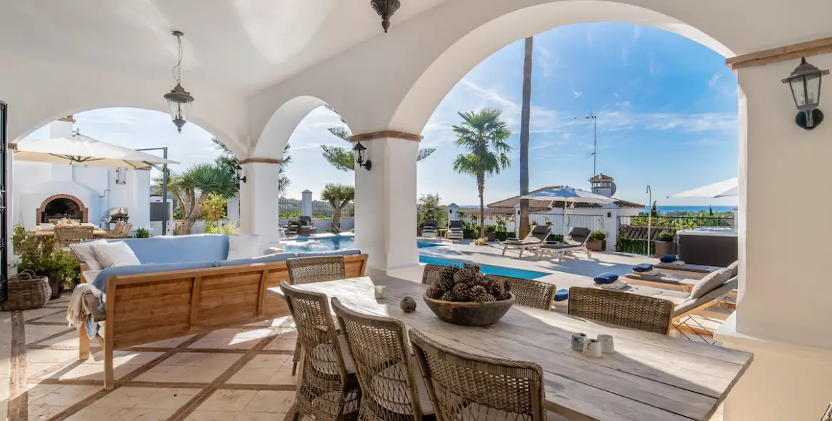 Short-term rent of detached villa in Elviria 12