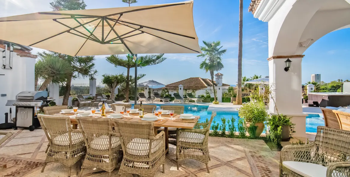 Short-term rent of detached villa in Elviria 13