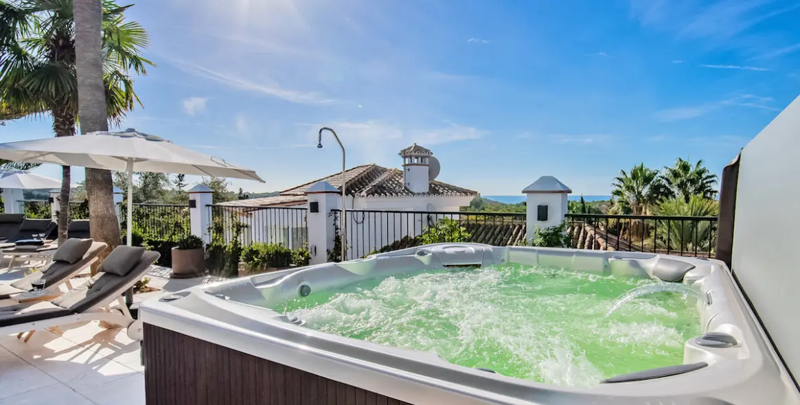 Short-term rent of detached villa in Elviria 15