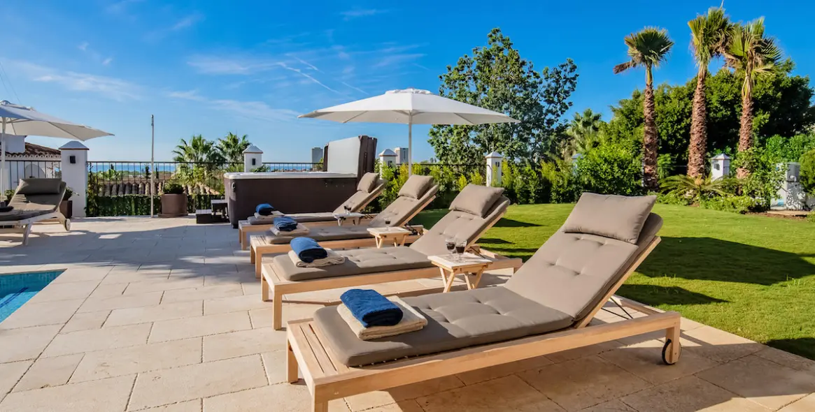 Short-term rent of detached villa in Elviria 16