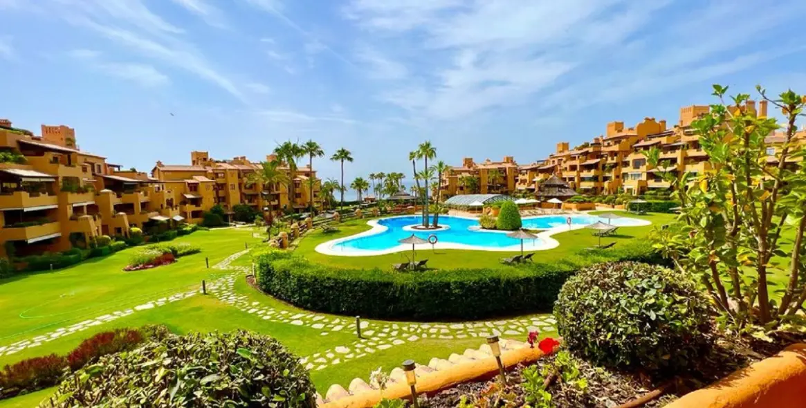 Short-term rent of middle floor apartment in New Golden Mile 1