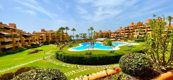 Short-term rent of middle floor apartment in New Golden Mile 0