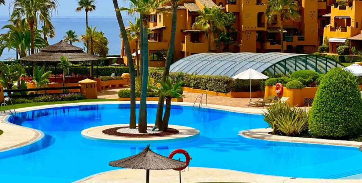 Short-term rent of middle floor apartment in New Golden Mile 2