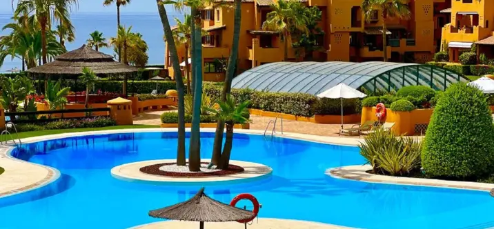 Short-term rent of middle floor apartment in New Golden Mile 1