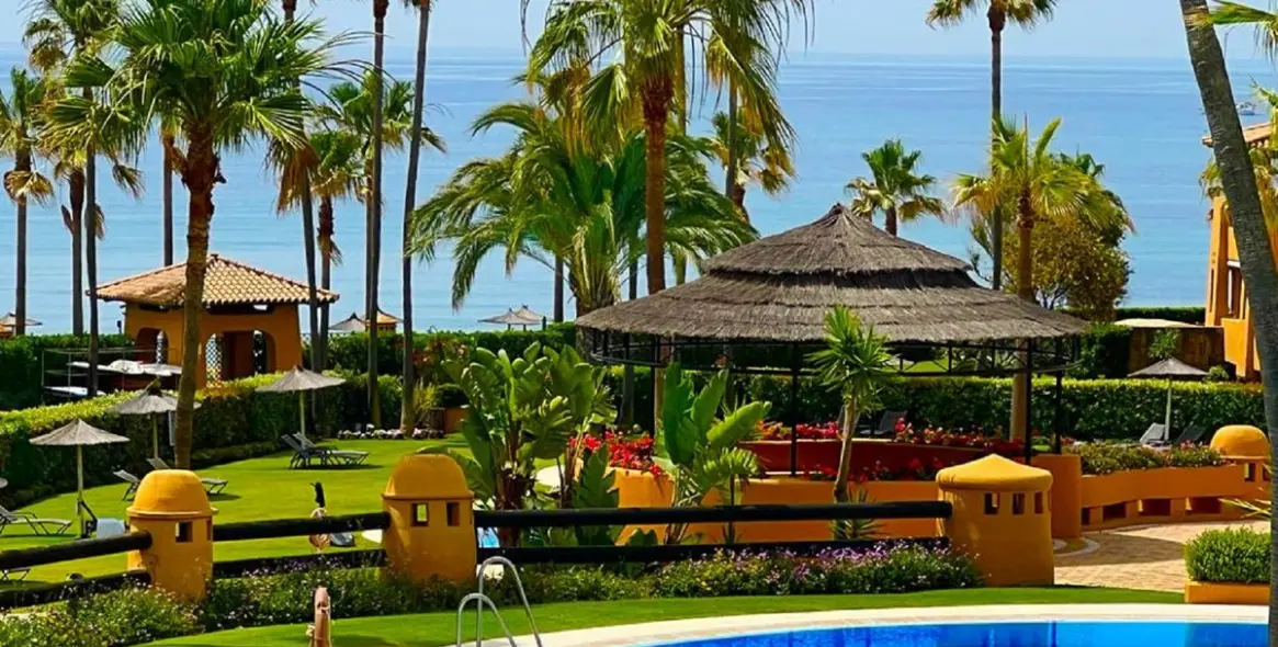 Short-term rent of middle floor apartment in New Golden Mile 3