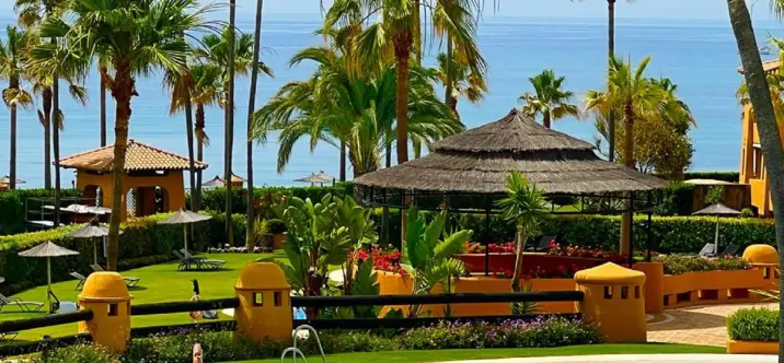 Short-term rent of middle floor apartment in New Golden Mile 2