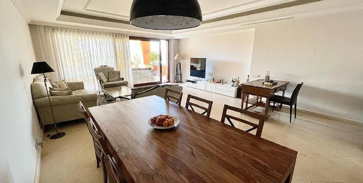 Short-term rent of middle floor apartment in New Golden Mile 7