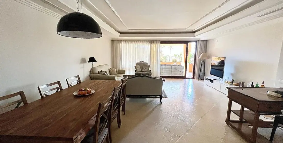 Short-term rent of middle floor apartment in New Golden Mile 8