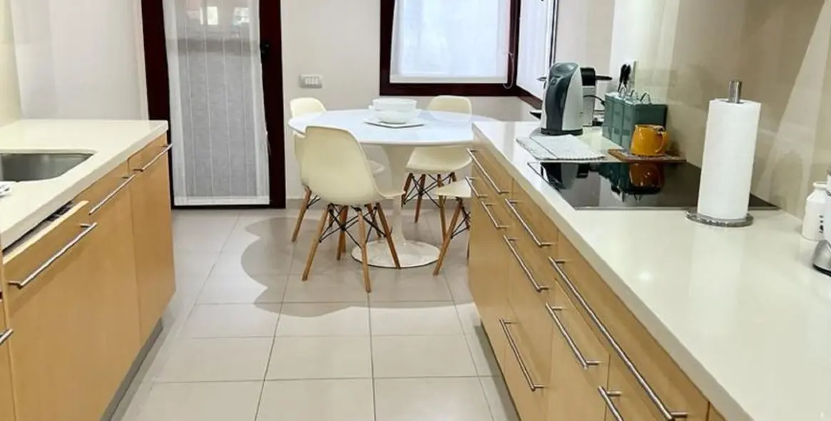 Short-term rent of middle floor apartment in New Golden Mile 9