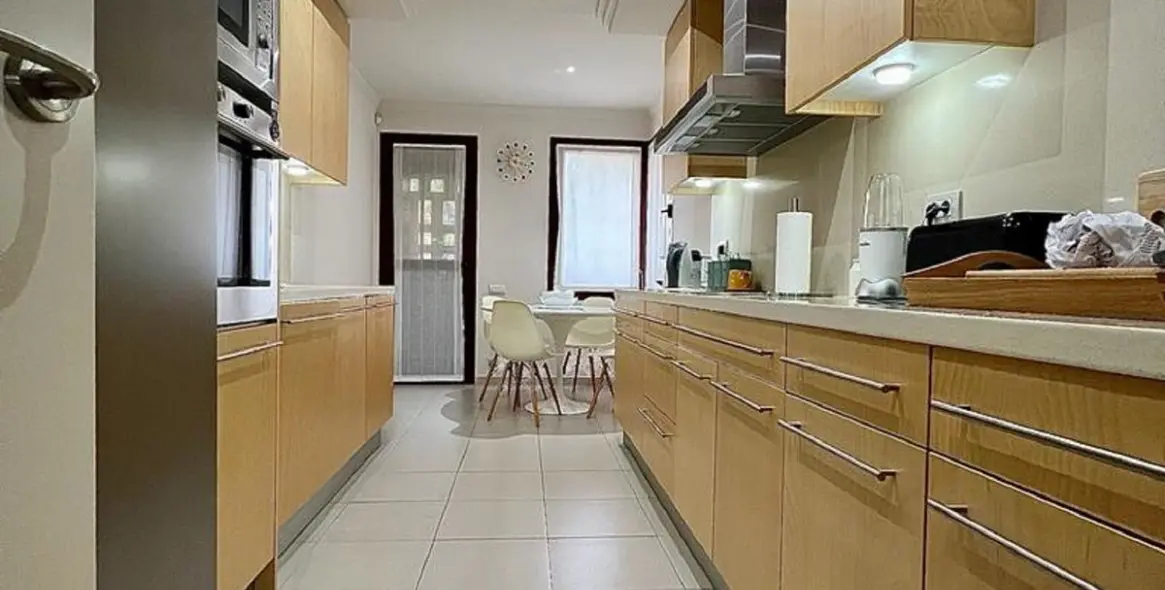 Short-term rent of middle floor apartment in New Golden Mile 10