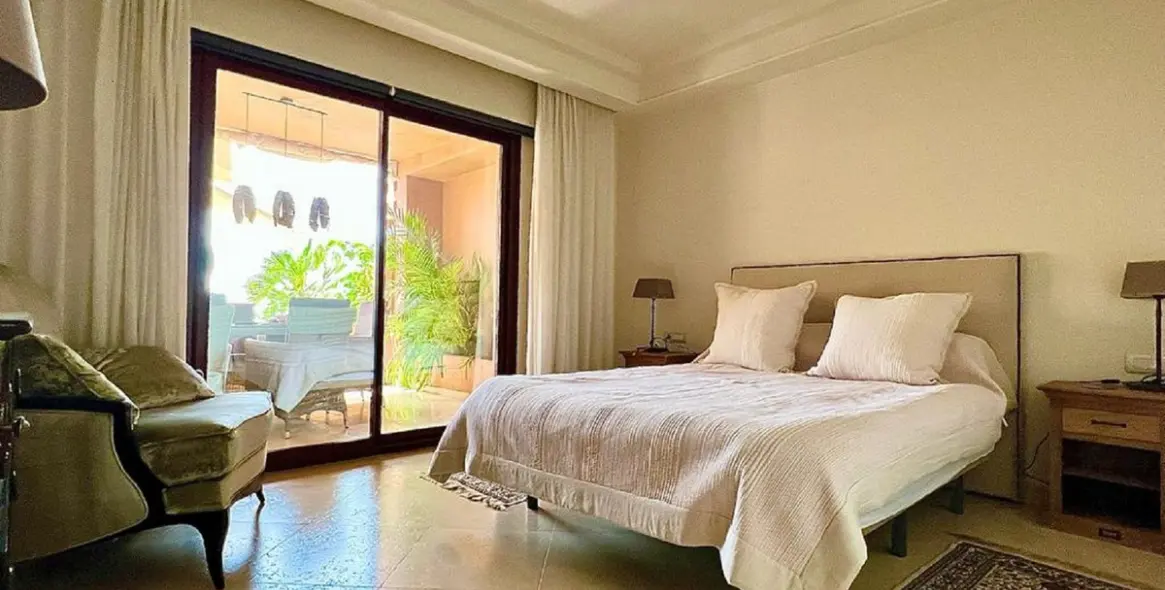 Short-term rent of middle floor apartment in New Golden Mile 13