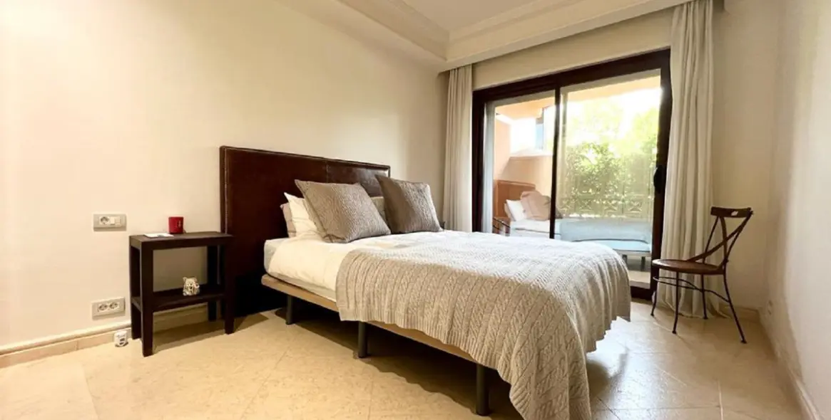 Short-term rent of middle floor apartment in New Golden Mile 17