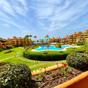 Краткосрочная аренда апартаментов на среднем этаже в New Golden Mile