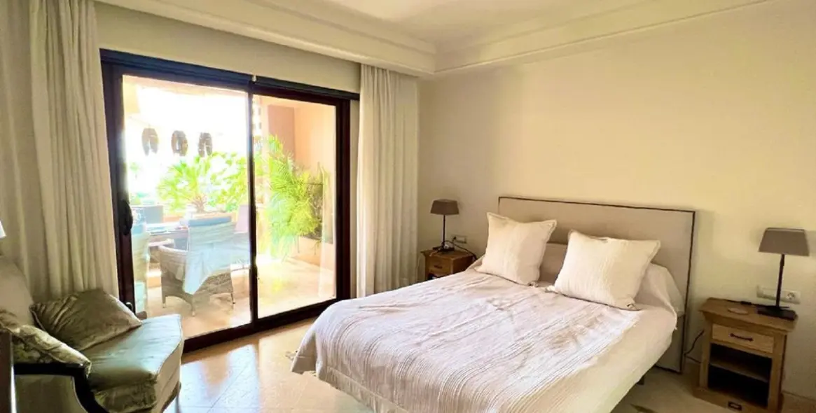 Краткосрочная аренда апартаментов на среднем этаже в New Golden Mile 12