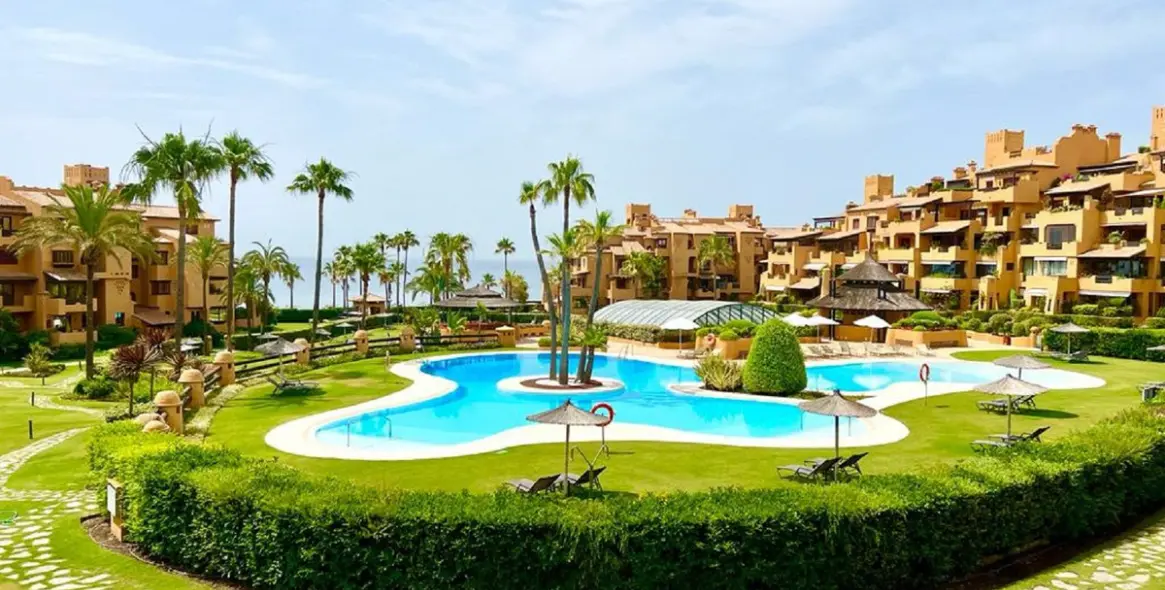 Short-term rent of middle floor apartment in New Golden Mile 21