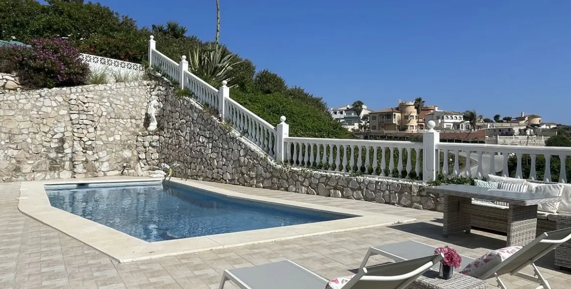 Short-term rent of detached villa in El Faro 17