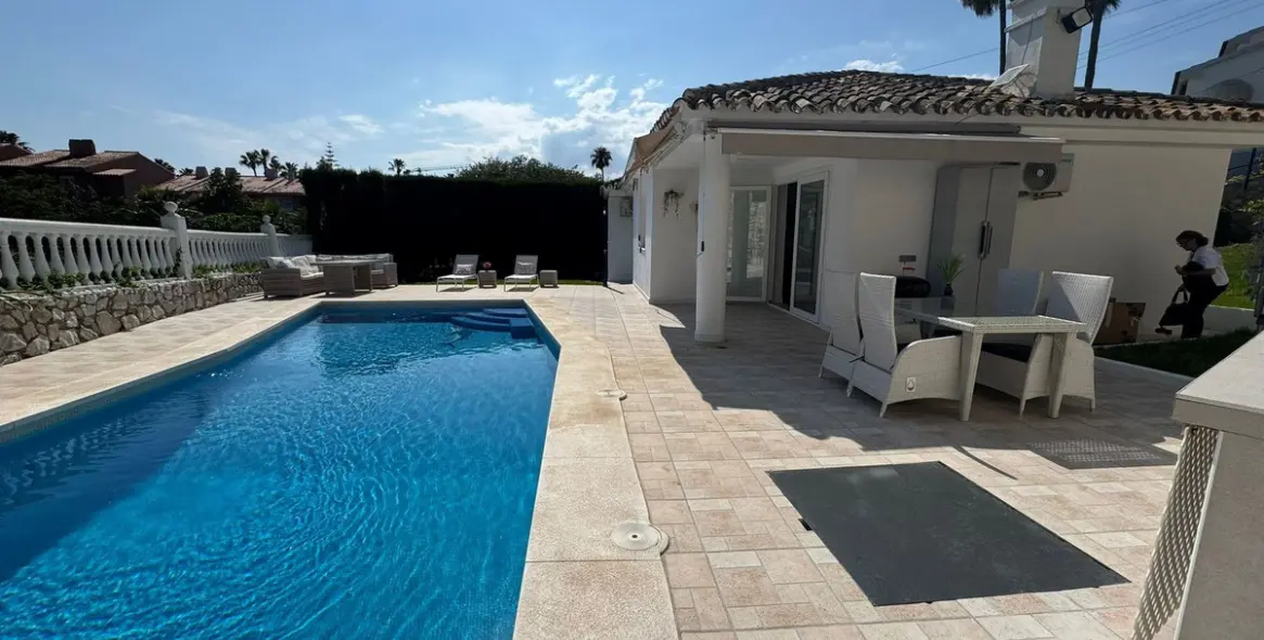 Short-term rent of detached villa in El Faro 18