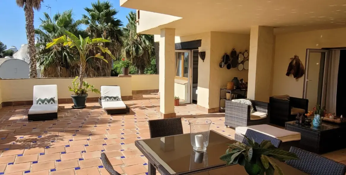 Short-term rent of middle floor apartment in The Golden Mile 8