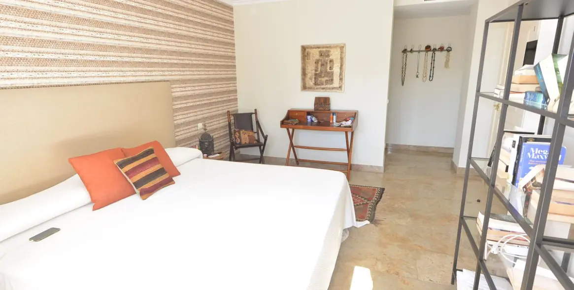 Short-term rent of middle floor apartment in The Golden Mile 10