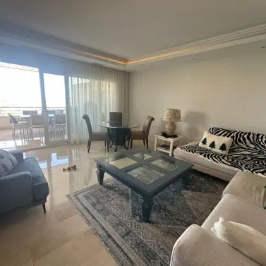 Краткосрочная аренда апартаментов на среднем этаже в Nueva Andalucía