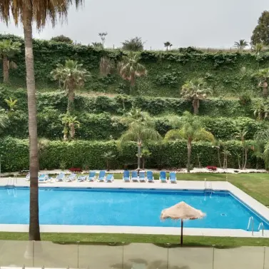 Краткосрочная аренда апартаментов на среднем этаже в Nueva Andalucía