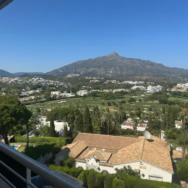 Краткосрочная аренда апартаментов на среднем этаже в Nueva Andalucía