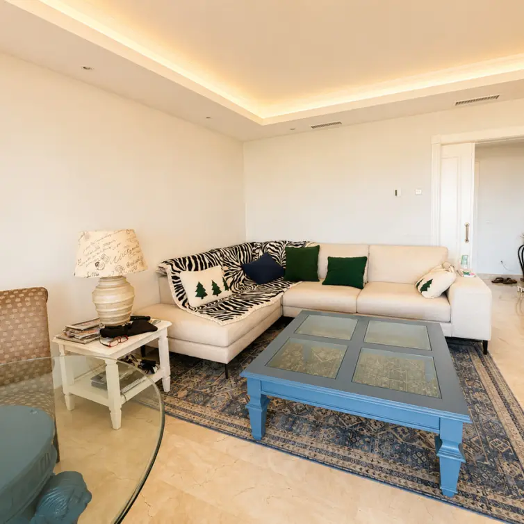 Alquiler a corto plazo de apartamento en planta media en Nueva Andalucía