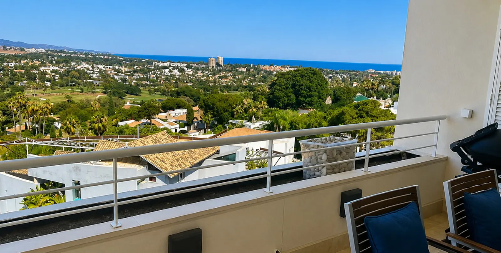 Short-term rent of middle floor apartment in Nueva Andalucía 11